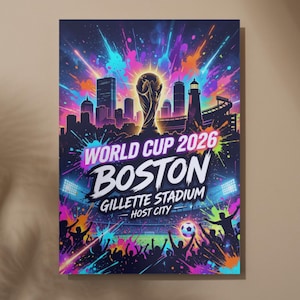 Puede incluir: Un póster vibrante que promociona la Copa del Mundo 2026 en Boston. El diseño presenta una silueta de la ciudad, el trofeo de la Copa del Mundo y el texto "WORLD CUP 2026 BOSTON GILLETTE STADIUM HOST CITY" con efectos de salpicaduras coloridas.