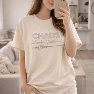 Maglietta Chaos But Make It Functional | Maglietta minimalista tinta in capo | Camicia in cotone dalla vestibilità comoda | Top grafico estetico