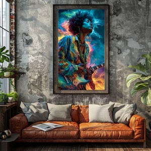 Puede incluir: Una impresión artística enmarcada de una persona tocando la guitarra, con colores vibrantes de azul, amarillo y naranja. La obra de arte tiene un estilo psicodélico, con un enfoque en la cara del músico y la guitarra. La impresión se muestra sobre un sofá de cuero marrón.
