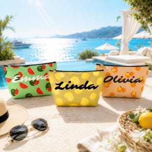 Può includere: Tre pochette con cerniera caratterizzate da motivi a frutta e nomi personalizzati. La pochette verde mostra fette di anguria e il nome Emma. Quella gialla mostra limoni e il nome Linda. Quella color pesca mostra fette di arancia e il nome Olivia.