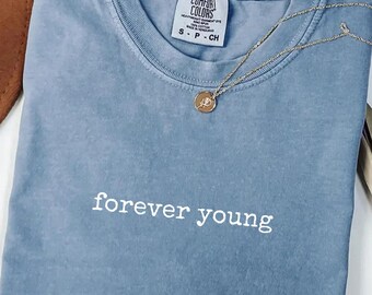Camiseta Forever Young Comfort Colors®, camiseta femenina con espíritu juvenil, estampado atemporal que promueve la positividad corporal, regalo de cumpleaños para ella, mamá o amiga.