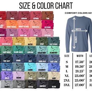 K&ouml;nnte beinhalten: Eine Farbkarte f&uuml;r Comfort Colors 6014 Langarmshirts, die zahlreiche gefaltete Shirts in verschiedenen Farbt&ouml;nen mit Bezeichnungen wie Red, Brick, Mustard und Black zeigt. Ein blaues Shirt zeigt Breiten- und L&auml;ngenma&szlig;e in Zoll.