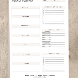 Può includere: Un set di tre tazze in ceramica con finitura opaca e macchiettata. Le tazze sono nei toni del crema, grigio chiaro e grigio scuro. Ogni tazza ha un design semplice e minimalista.