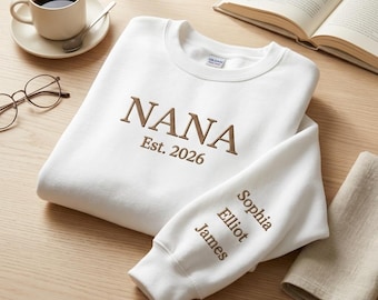 孫の名前と設立年を刺繍したカスタム刺繍入りおばあちゃんスウェットシャツ - クルーネック