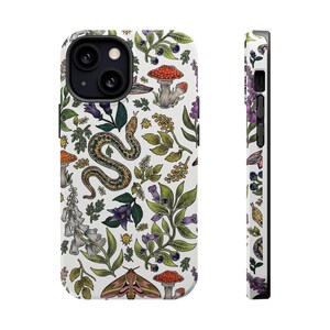 Puede incluir: Una funda de smartphone blanca con un patrón botánico y de vida silvestre detallado. El diseño incluye una serpiente sinuosa, setas de sombrero rojo, flores moradas en forma de campana, follaje verde, una polilla e insectos amarillos pequeños.