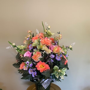 母の日または春の追悼アレンジメント