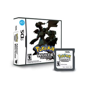 Puede incluir: Una caja de juego de Nintendo DS y un cartucho para Pokémon Versión Blanca. La caja presenta una ilustración en blanco y negro de una criatura y el logotipo del juego. El cartucho es gris con el logotipo del juego.