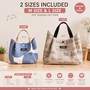 Puede incluir: Un patrón de costura en PDF para dos bolsos con forma de gato en tallas M y L. El bolso M es azul con patrones blancos, y el bolso L es beige con texto francés en negro. Ambos tienen asas, un cierre de botón a presión y una etiqueta.