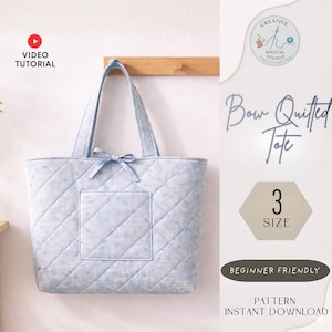 Könnte beinhalten: Hellblaue, gesteppte Tragetasche mit Schleife und Vordertasche. Die Tasche hat ein Rautenmuster und stabile Griffe. Der Text auf dem Bild lautet "Bow Quilted Tote", "3 SIZE", "Beginner Friendly" und "Pattern Instant Download".