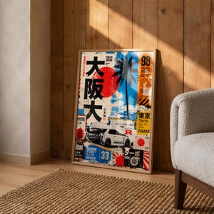 Puede incluir: Un póster vertical enmarcado que presenta un collage de gráficos con temática japonesa, incluyendo un coche deportivo blanco, un sol rojo, una palmera y varios caracteres japoneses. El diseño incorpora acentos naranjas, azules y negros con números como 98 y 33, creando una estética urbana superpuesta con múltiples elementos gráficos distintos.