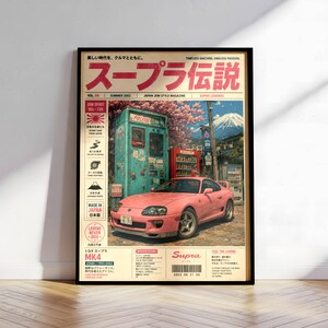 Könnte beinhalten: Ein gerahmtes Poster mit einem rosa Toyota Supra MK4, der auf einer gepflasterten Straße steht. Im Hintergrund sind eine türkisfarbene Telefonzelle, ein roter Verkaufsautomat, Kirschblüten und der Berg Fuji zu sehen. Das Design enthält japanischen Text, technische Daten und den Titel Supra Legends im Magazin-Layout.