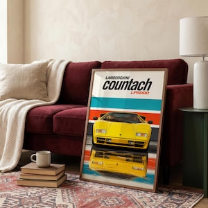 Può includere: Un poster rettangolare incorniciato raffigurante un'auto sportiva Lamborghini Countach LP5000 giallo brillante. Il design include strisce orizzontali color ottanio e arancione dietro l'auto, con il testo Lamborghini countach LP5000 stampato in nero e rosso.