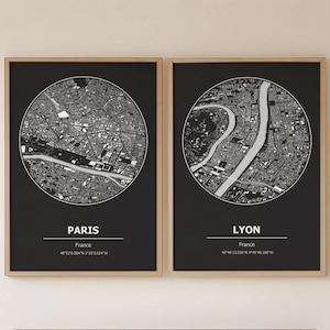 Peut inclure: Deux affiches encadrées en noir et blanc représentant des cartes de villes. L'une présente Paris, France, et l'autre Lyon, France. Chaque carte est un design circulaire avec le nom de la ville et les coordonnées.