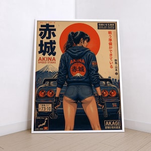 Può includere: Un poster verticale con l'illustrazione di una persona vista da dietro, che indossa una felpa blu scuro con la scritta Akina e un logo a sole rosso, in piedi davanti a un'auto sportiva scura. Lo sfondo include un grande cerchio rosso, il monte Fuji e testo giapponese.