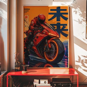 Peut inclure: Une affiche verticale représentant un motard en combinaison et casque rouges sur une moto rouge aux roues orange lumineuses. Le fond est jaune avec de grands caractères japonais bleus, un soleil rouge et une silhouette de montagne.