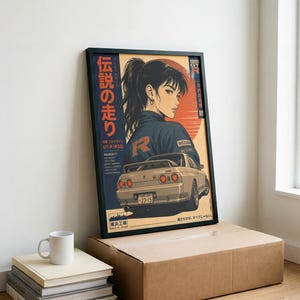 Puede incluir: Un póster vertical enmarcado con una ilustración estilo anime de una persona con coleta mirando por encima del hombro, sobre un coche Nissan Skyline GT-R R32 plateado. El diseño incluye texto en japonés, un sol rojo y el logotipo GT-R.