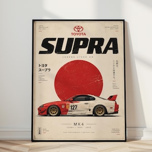 Peut inclure: Une affiche encadrée représentant une voiture de course Toyota Supra MK4 rouge et blanche avec le numéro 127 sur le côté. Le design comprend un grand cercle rouge, le logo Toyota et du texte dont SUPRA, LEGEND LIVES ON et MK4 JZA80 1993-2002 sur fond crème.