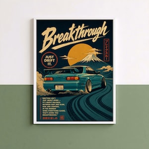 Könnte beinhalten: Ein rechteckiger Wandkunstdruck mit einem türkisfarbenen Sportwagen, der auf einer Straße mit Reifenspuren driftet, einer großen gelben Sonne und dem Berg Fuji im Hintergrund. Der Text lautet Breakthrough, Just Drift It und enthält einen Text.