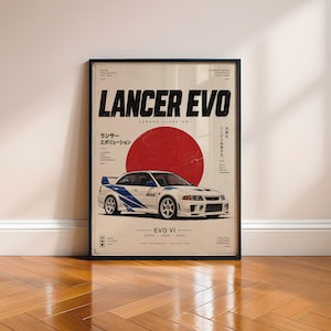 Puede incluir: Un póster enmarcado que muestra un Mitsubishi Lancer Evo VI blanco con franjas de carreras azules. El diseño incluye un gran círculo rojo, el texto LANCER EVO y caracteres japoneses sobre un fondo crema. Incluye especificaciones como EVO VI.