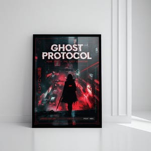 Op de afbeelding: Een ingelijste kunstprint met een futuristisch thema, met een silhouetfiguur tegen een rood verlicht stadslandschap. De print toont de tekst "GHOST PROTOCOL" en "YEAR 2087 - THE LAST GUARDIAN". Japanse tekst is ook opgenomen.