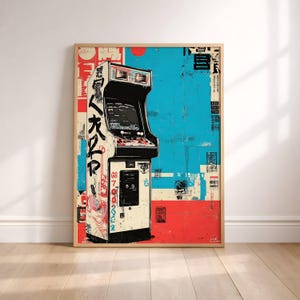 Puede incluir: Una impresión de arte mural vertical enmarcada que muestra una máquina recreativa vintage en blanco y negro. El fondo es un collage de secciones en azul brillante, rojo y crema con texturas desgastadas, caracteres kanji japoneses negros y varios símbolos gráficos.