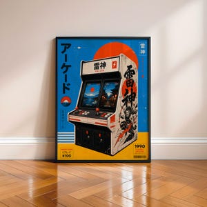 Peut inclure: Une affiche encadrée représentant une borne d'arcade vintage avec du texte japonais, incluant Raijin, et un graphique de divinité. Le design utilise une palette de couleurs bleu, rouge et jaune avec un grand cercle solaire orange derrière.