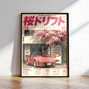 Könnte beinhalten: Ein gerahmtes Poster mit einem rosa Sportwagen, der vor einem Gebäude mit Verkaufsautomaten und einem blühenden Kirschbaum geparkt ist. Der Text enthält Sakura Drift, JDM Culture Series und verschiedene japanische Schriftzeichen im Magazin-Layout.