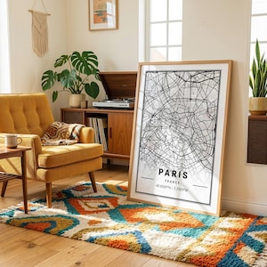 Peut inclure: Une affiche murale verticale encadrée représentant un plan de ville en noir et blanc de Paris, France. L'impression inclut le texte PARIS, FRANCE et les coordonnées 48.8569°N / 2.3509°W dans une police sans empattement nette et grasse.