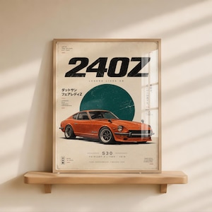 Könnte beinhalten: Ein gerahmtes Poster mit einer Illustration eines orangefarbenen Datsun 240Z S30 unter einem großen dunkelgrünen Kreis. Der Text enthält 240Z, Fairlady Z und S30 1969-1978. Das Design hat eine Vintage-Ästhetik mit cremefarbenem Hintergrund und schwarzem Text.