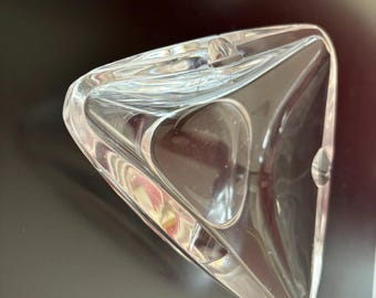 Vintage Val Saint Lambert, MCM 1960s, triangle- shaped crystal glass ashtray/vide poche measuring 4.5x4.5x4.5 for a classic art-glass style