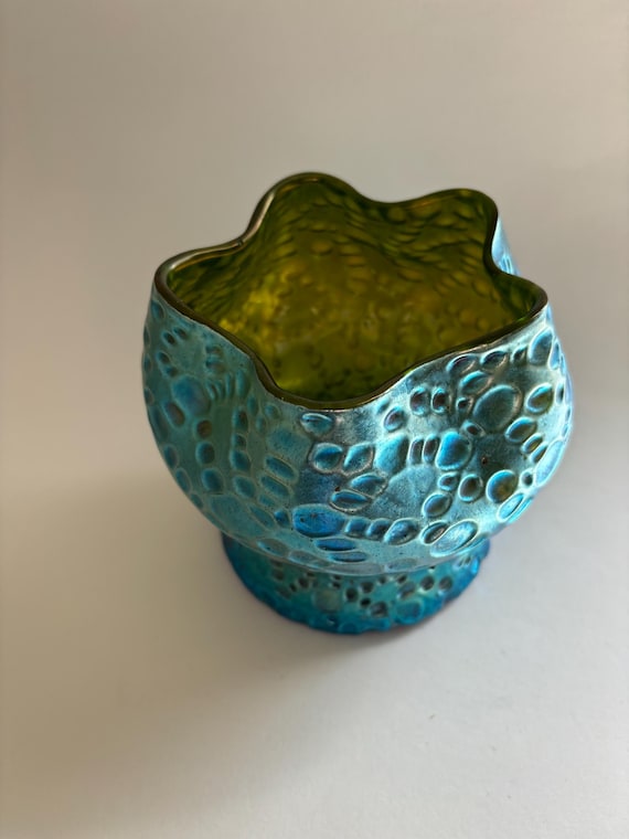 1902, Loetz Crete Diaspora crater vase, rare, blue-iridescent antique art-glass, with green interior, from European Art Nouveau period
