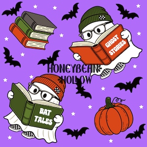 Puede incluir: Un fondo morado con dos fantasmas que llevan gorros y gafas, uno leyendo un libro titulado Ghost Stories y el otro Bat Tales. Una pila de libros, una calabaza y siluetas de murciélagos negros están dispersas por todo el diseño.