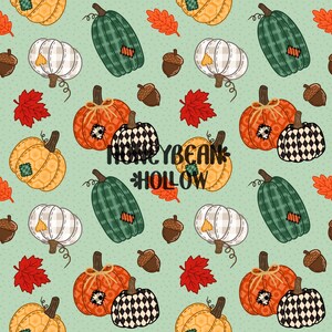 Puede incluir: Un patrón repetitivo sobre un fondo verde claro con puntos que presenta calabazas naranjas, blancas y verdes con varias texturas, bellotas marrones y hojas de otoño rojas y naranjas. El texto HONEYBEAN HOLLOW está centrado en negro.
