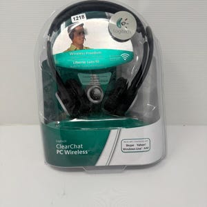 Può includere: Cuffie Logitech ClearChat PC Wireless nella loro confezione originale. Le cuffie sono nere con una fascia e cuscinetti argentati. La confezione include il testo "Wireless Freedom" e "ClearChat PC Wireless".