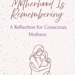 Puede incluir: Fondo rosa claro con el texto "Motherhood Is Remembering" en cursiva. Debajo, el texto "A Reflection for Conscious Mothers" está en un tipo de letra más pequeño y sin serifa. Un dibujo lineal de una madre y un niño abrazándose está en la parte inferior.
