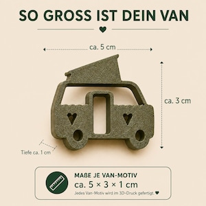 Ein dunkelolivgrüner Ausstecher in Van-Form aus dem 3D-Druck mit texturierter Oberfläche. Das Design zeigt zwei herzförmige Aussparungen und zwei kreisförmige Radöffnungen. Der Text gibt Maße von ca. 5 cm mal 3 cm bei einer Tiefe von ca. 1 cm an.