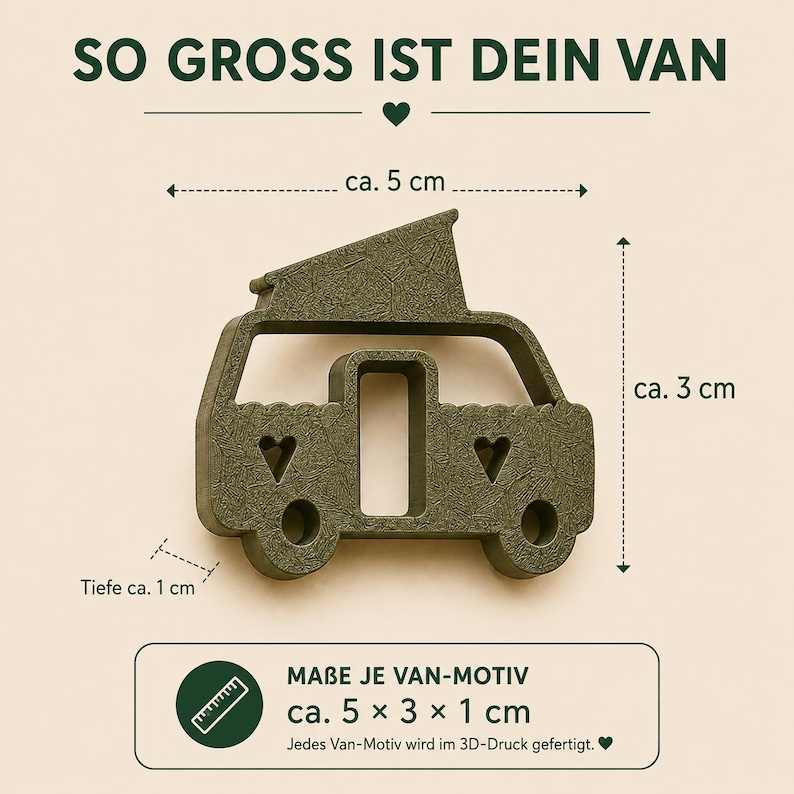 Ein dunkelolivgrüner Ausstecher in Van-Form aus dem 3D-Druck mit texturierter Oberfläche. Das Design zeigt zwei herzförmige Aussparungen und zwei kreisförmige Radöffnungen. Der Text gibt Maße von ca. 5 cm mal 3 cm bei einer Tiefe von ca. 1 cm an.