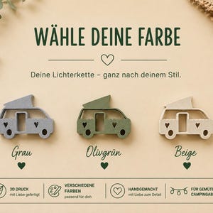 Drei Van/Kastenwagen-Ornamente in Grau, Olivgrün und Beige. Jedes verfügt über ein Aufstelldach und Herzausschnitte. Text: WÄHLE DEINE FARBE, Deine Lichterkette – ganz nach deinem Stil, Grau, Olivgrün, Beige, 3D DRUCK, VERSCHIEDENE FARBEN, HANDGEMACHT, FÜR GEMÜTLICHE CAMPINGABENDE.