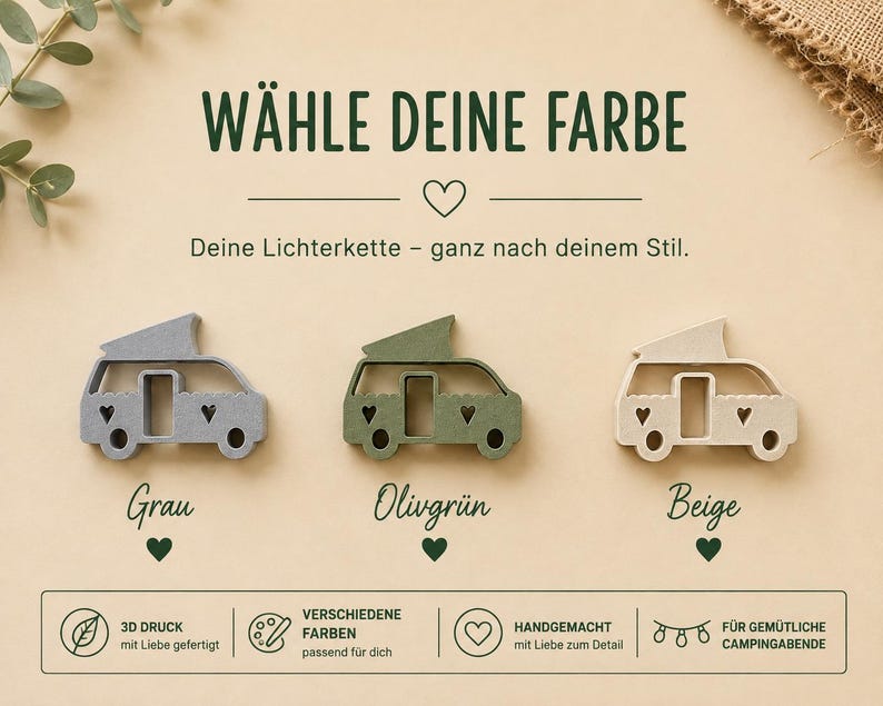 Drei Van/Kastenwagen-Ornamente in Grau, Olivgrün und Beige. Jedes verfügt über ein Aufstelldach und Herzausschnitte. Text: WÄHLE DEINE FARBE, Deine Lichterkette – ganz nach deinem Stil, Grau, Olivgrün, Beige, 3D DRUCK, VERSCHIEDENE FARBEN, HANDGEMACHT, FÜR GEMÜTLICHE CAMPINGABENDE.