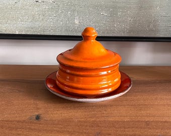 Burriera vintage anni '70 in ceramica Genin Trudeau, colore arancione brillante, prodotta in Canada - Burriera vintage in ceramica Genin Trudeau