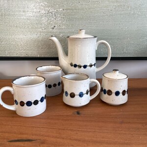 Vintage-Steinzeug-Teeservice – Teeservice aus der Mitte des 20. Jahrhunderts – Teekanne, Zuckerdose, Milchkännchen, 2 Tassen