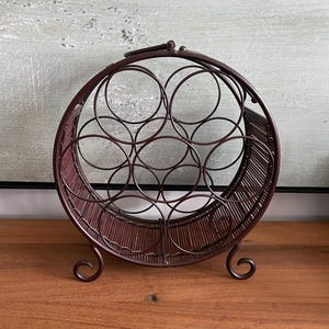 Support bouteilles de vin vintage en fer forgé et osier - Vintage wicker wine rack 7 bottles iron handle rustic decor - Support à bouteilles