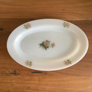 Vintage Servierschale „Rosa Rose“ von Arcopal France aus den 1970er Jahren, Milchglasplatte, französisches Tafelgeschirr aus Opalglas.