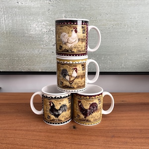 Peut inclure: Quatre mugs en céramique avec des illustrations de coqs. Les mugs ont un intérieur blanc et un extérieur décoratif avec des coqs de différentes couleurs sur un fond de style vintage. Les bords sont ornés de bordeaux et d'or.