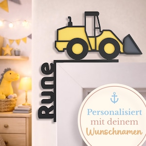 Op de afbeelding: Een witte keramische mok met een zwart handvat en de tekst "But First, Coffee" in een handschriftstijl. De mok staat op een wit oppervlak. De mok is ongeveer 10 cm hoog.