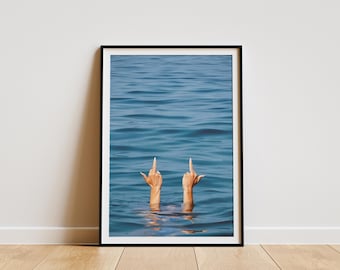 Póster minimalista de manos en el océano, lámina con estética de agua azul, impresión fotográfica artística, decoración de pared moderna, arte para habitaciones con ambiente costero, impresión fotográfica de calidad de museo.