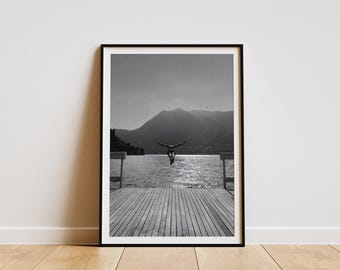 Hombre saltando al agua (lámina), impresión en blanco y negro, estilo retro, láminas fotográficas, impresión artística fotográfica de calidad museística, arte mural paisajístico.