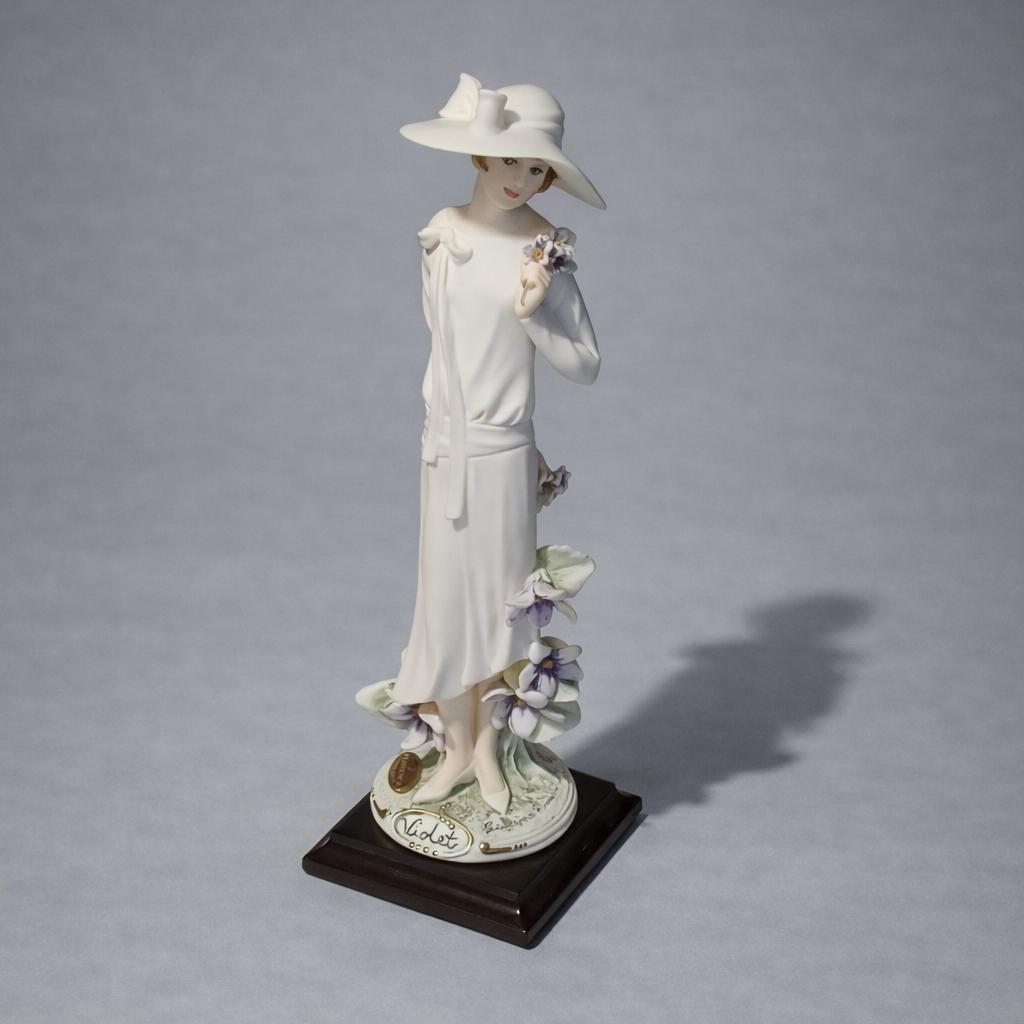 Giuseppe Armani “violet” Figurine 1737F – Florence Italy Elegant
