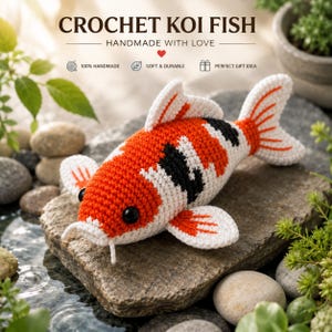 Könnte beinhalten: Ein gehäkelter Koi-Fisch aus Garn mit einem weißen, orangefarbenen und schwarzen Farbmuster, schwarzen Perlenaugen und zwei kleinen weißen Barteln am Maul. Der Text CROCHET KOI FISH HANDMADE WITH LOVE ist über dem Fisch zu sehen.