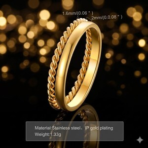 Könnte beinhalten: Ein goldfarbenes Ring-Set. Ein Ring ist ein glattes Band, der andere hat ein gedrehtes Seil-Design. Die Ringe sind 1,6 mm und 2 mm breit. Das Material ist Edelstahl mit IP-Vergoldung. Das Gewicht beträgt 1,33 g.
